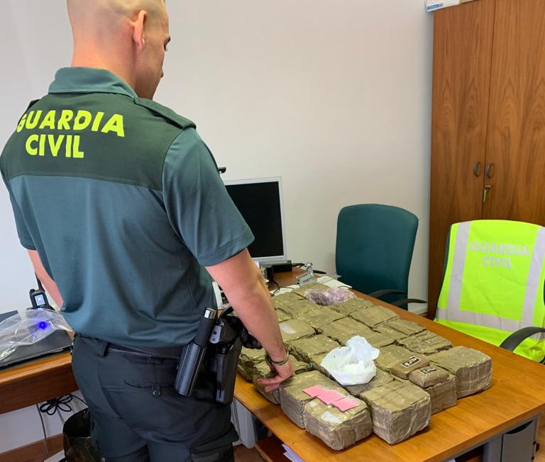 La Guardia Civil detiene al conductor de un vehículo que transportaba hachís y cocaína rosa por la A-92